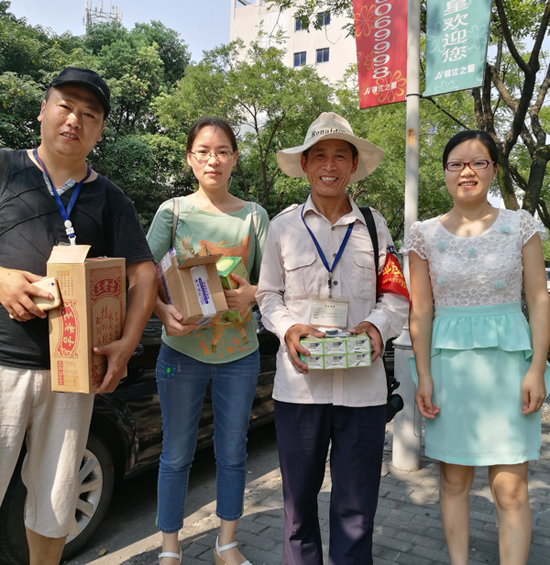 炎夏酷暑送清涼  絲絲關(guān)愛寄深情